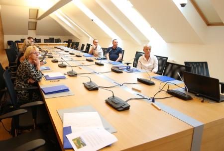 PODPIS POGODBE ZA OBNOVO NOGOMETNEGA IGRIŠČA IN TEKAŠKE STEZE PRI OŠ CERKNICA 09 FOTO LJUBO VUKELIČ